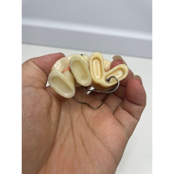 2 VTG HARD PLASTIC XMAS GIRL PIXIE ELF 2.5” FIGURINES WREATH GIFT HONG KONG - Picture 4 of 5